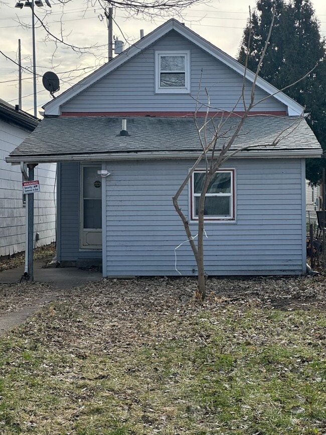 Building Photo - CUTE 2 BEDROOM HOUSE WITH LARGE BACKYARD IN HAMILTON!