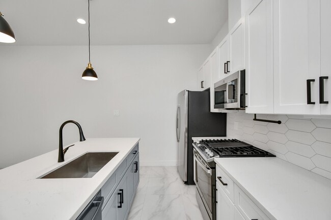 Building Photo - 853 Mansfield St