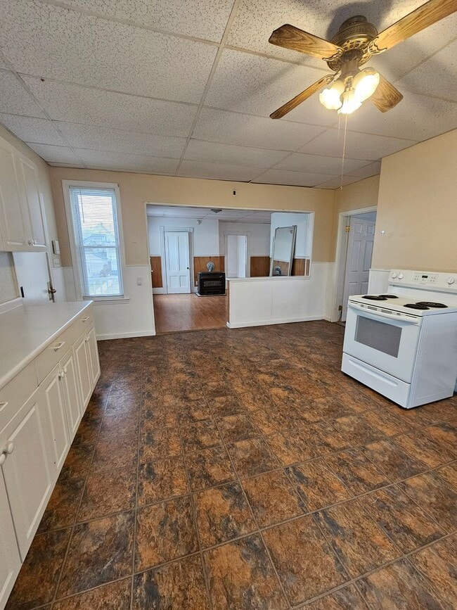 Building Photo - Spacious 3 Bedroom, 1 Bath Apartment