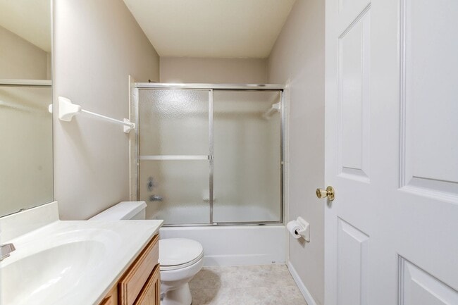 Building Photo - SPACIOUS 3 BEDROOM 2 BATH W/2 CAR GARAGE