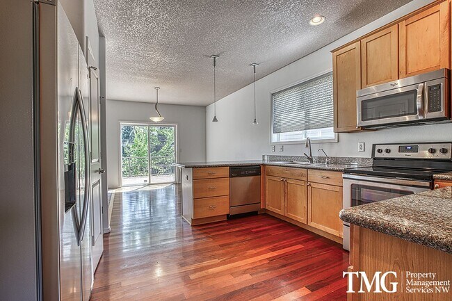Building Photo - Large 4 Bed 2.5 Bath Home in Lakeshore!