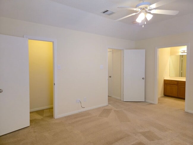 Building Photo - Hewitt Duplex!