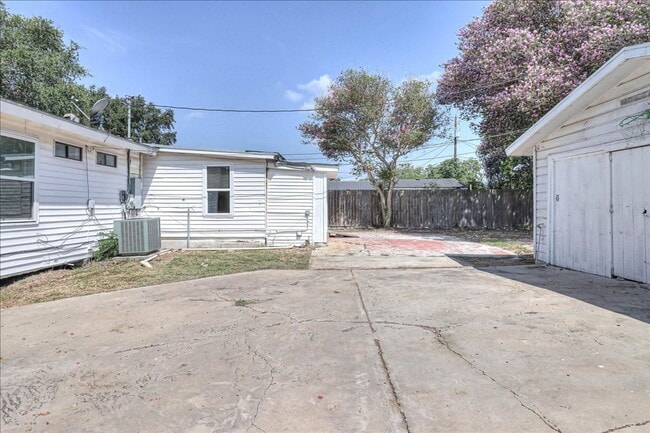 Building Photo - 6046 Hugo Dr