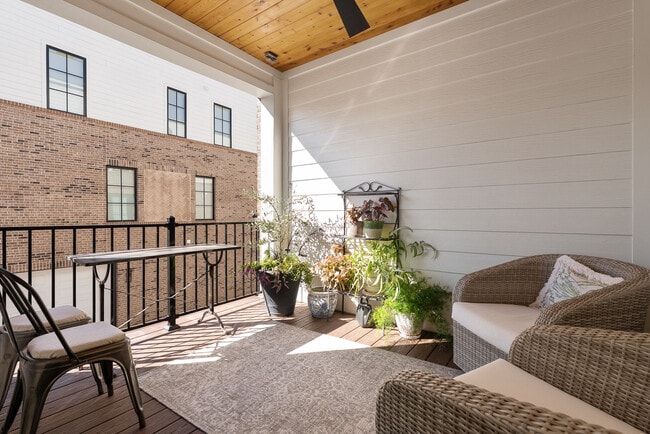 Building Photo - Bradshaw Commons