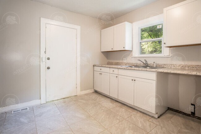 Building Photo - 5517 Woodland Ave