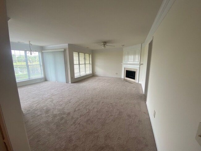 Building Photo - Sun-filled 2 Bed 2 Bath Condo In Sought Af...