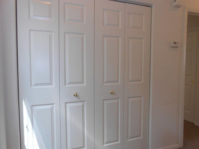 Building Photo - Spacious 2 Bedroom Home near Cactus and Ma...