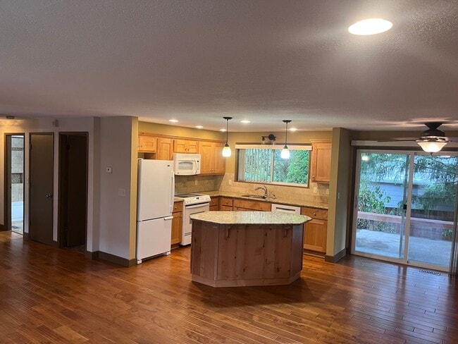 Building Photo - Duplex Off Barnes Rd. With Quick Access Ev...