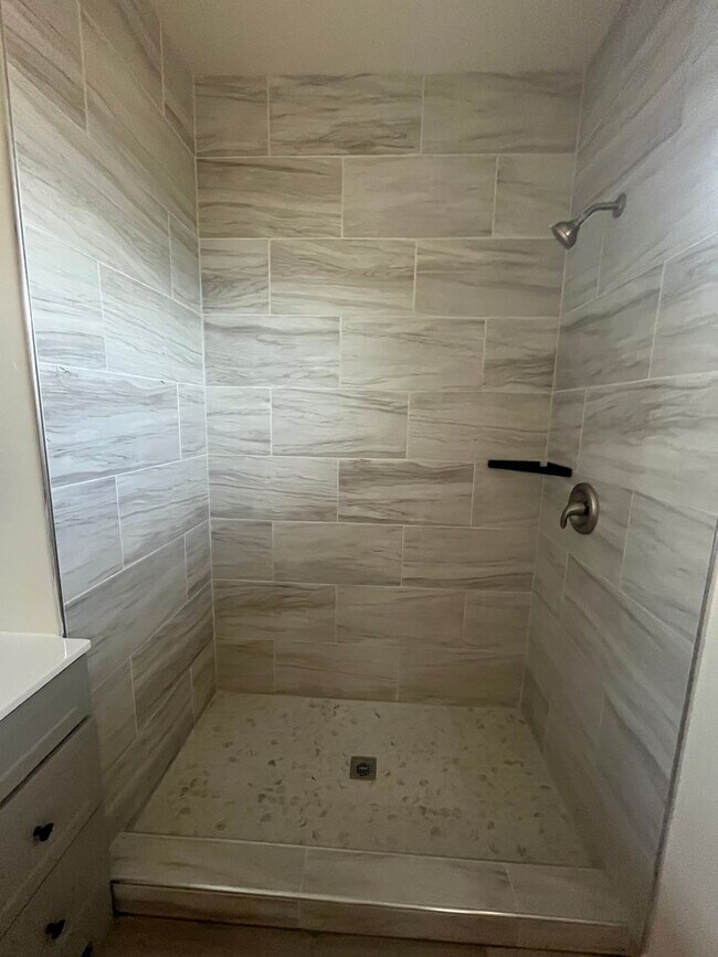 Building Photo - Newly Remodeled Home! MUST SEE!