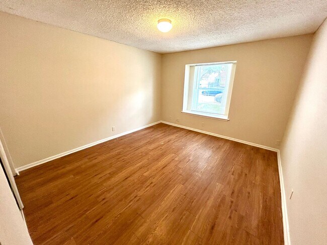 Building Photo - **APPLICATION RECEIVED** Convenient 2 Bedr...