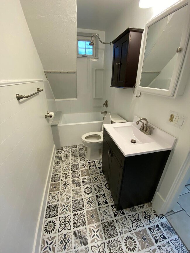 bathroom - 1038 Madison St