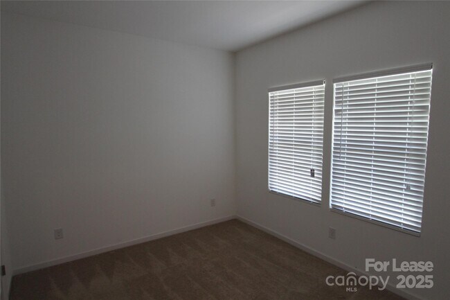 Building Photo - 300 Commodore Loop
