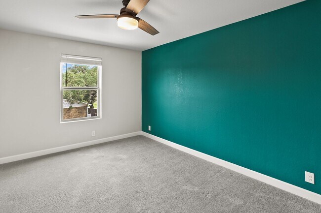 Building Photo - 4 Bedroom/3 bath home Southglen Subdivision