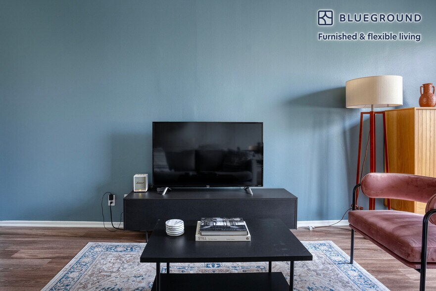 Building Photo - 467 S Arnaz Dr