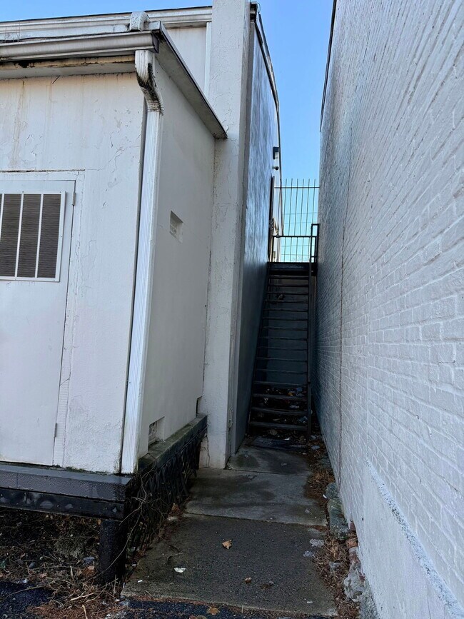 Building Photo - 853 Manor St