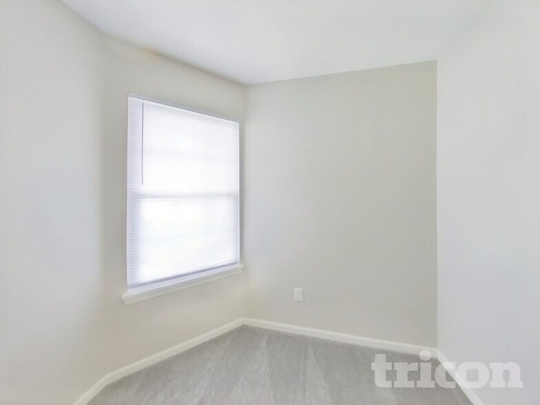 Building Photo - 1679 Long Lake Dr