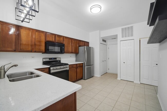 Building Photo - 1929 Golden Gate Ln