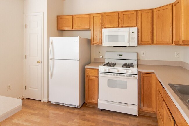 Building Photo - Bright & Updated 2 BD 2 BA Condo Conveniently located in Alexandria, VA