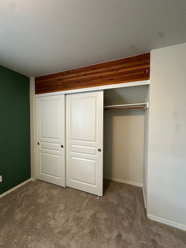 Building Photo - 25 SW Roosevelt Ave