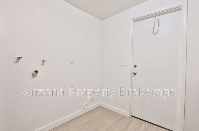 Building Photo - 3009 E Caballero St
