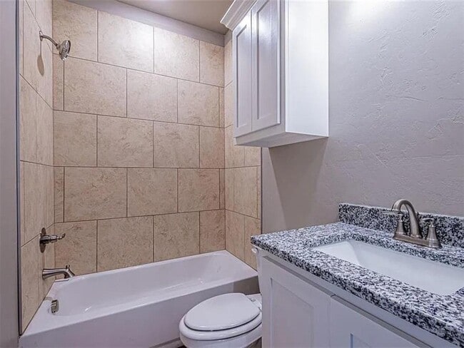 Building Photo - 124 Cedar St