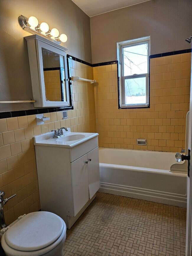 Building Photo - Lovely One Bedroom Apartment - Conveniently Located!