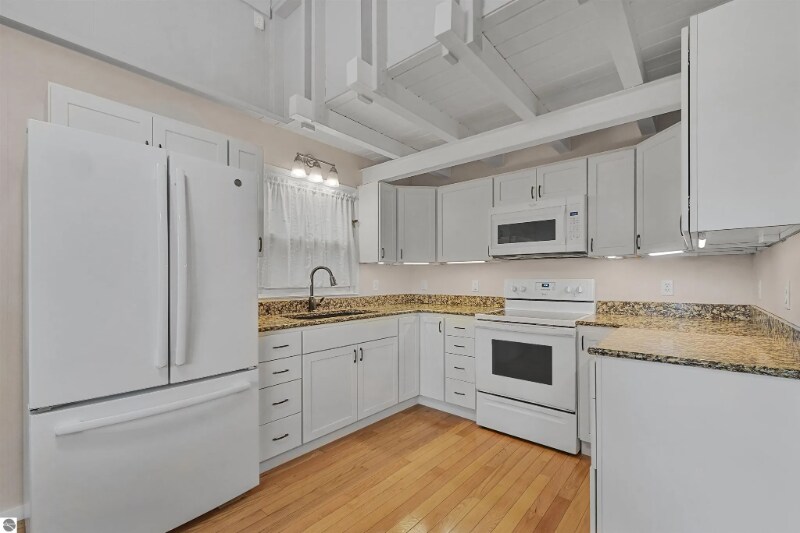 Building Photo - 542 Island View Dr
