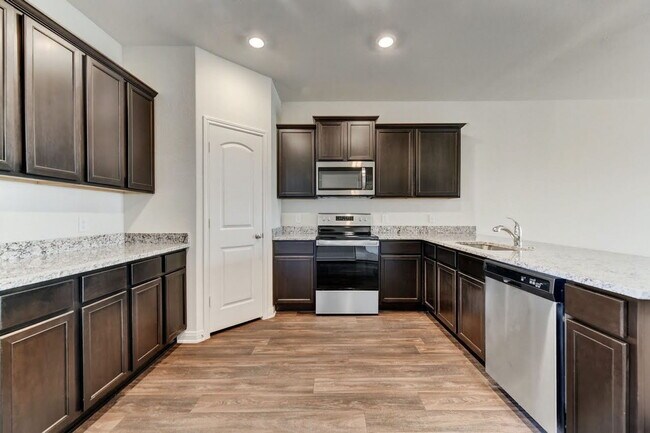 Building Photo - 5 Bedroom Home Close to 1604 and I10 East