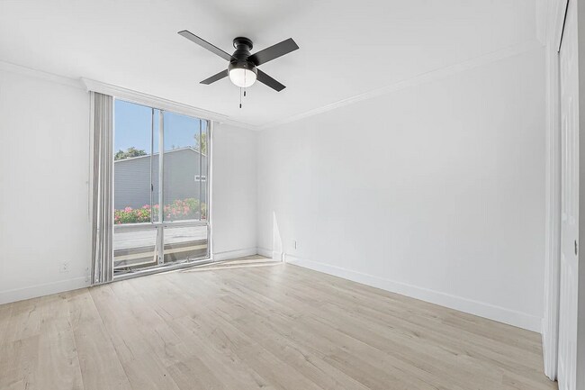 Building Photo - Walking distance to Wood side Plaza, Redwo...
