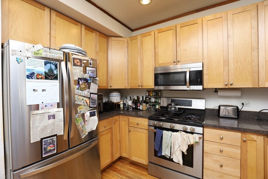 Building Photo - 2774 N Kenmore Ave