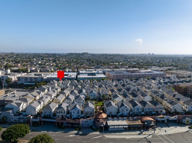 Building Photo - BEAUTIFUL, BRIGHT & AIRY, 3BR2.5BA TOWNHOME ON THE WESTERN-MOST CORNER/END OF THE EXCLUSIVE 1800 ...