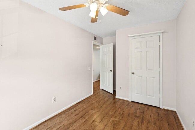 Building Photo - Set in the charming Hunters Square communi...