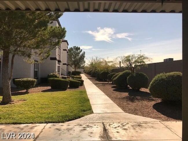 Building Photo - Very Nice & Clean Downstairs Unit In South...