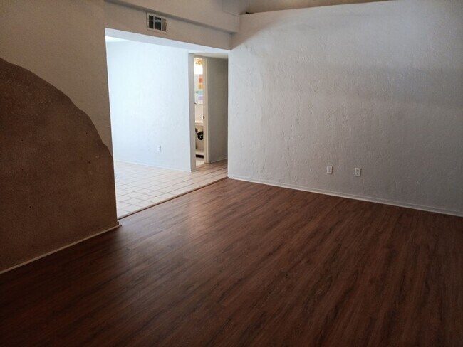 Building Photo - 3308 La Veta Dr