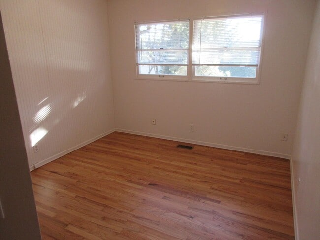 Building Photo - Three Bedroom Home in South Salem