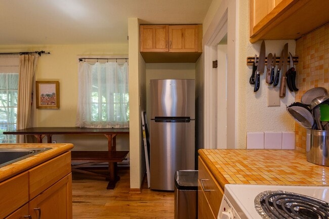 Building Photo - 550 square foot Fully Furnished short term...