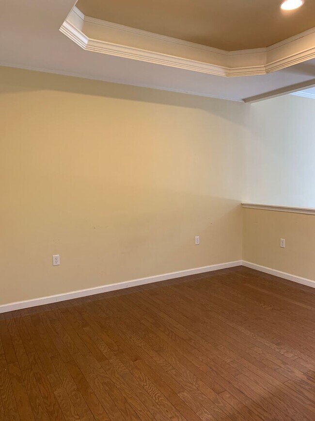 Building Photo - BEAUTIFUL 3 BED/2.5 BATH TOWNHOUSE!!