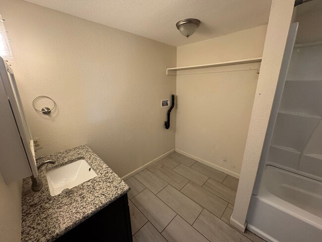 Building Photo - $1000- 3 bed 1 bath - Single Family Home