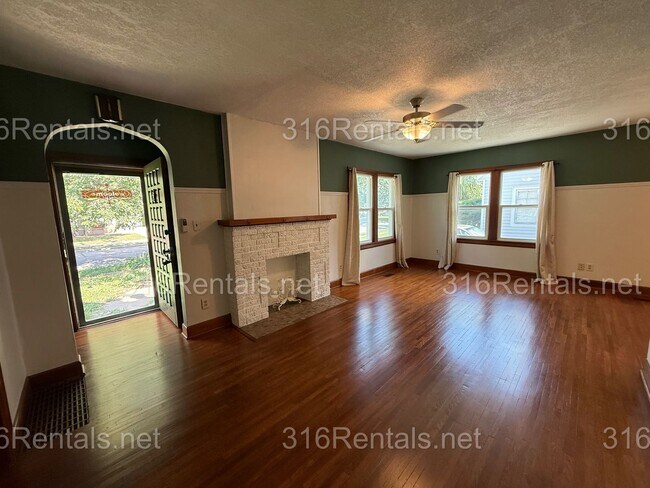 Building Photo - $1100 - 2 bedroom/ 1 bathroom - Gorgeous Single Family Home