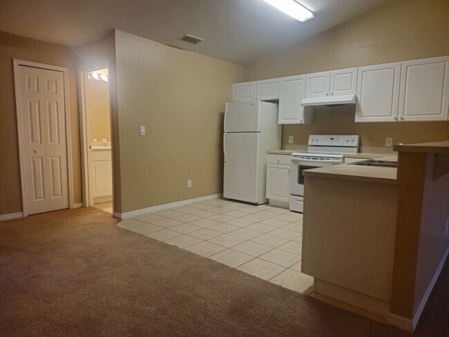 Building Photo - Nice 2 Bed plus a Den!, 2 Bath with a 1 Car Garage.