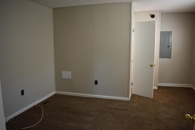 Building Photo - 1006 Red Bird Rd