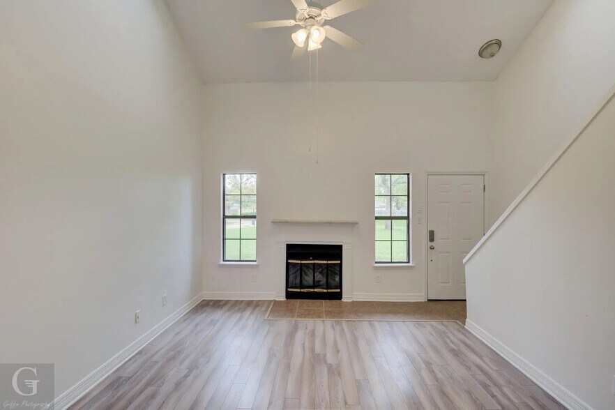 Building Photo - 3636 Greenacres Place Dr