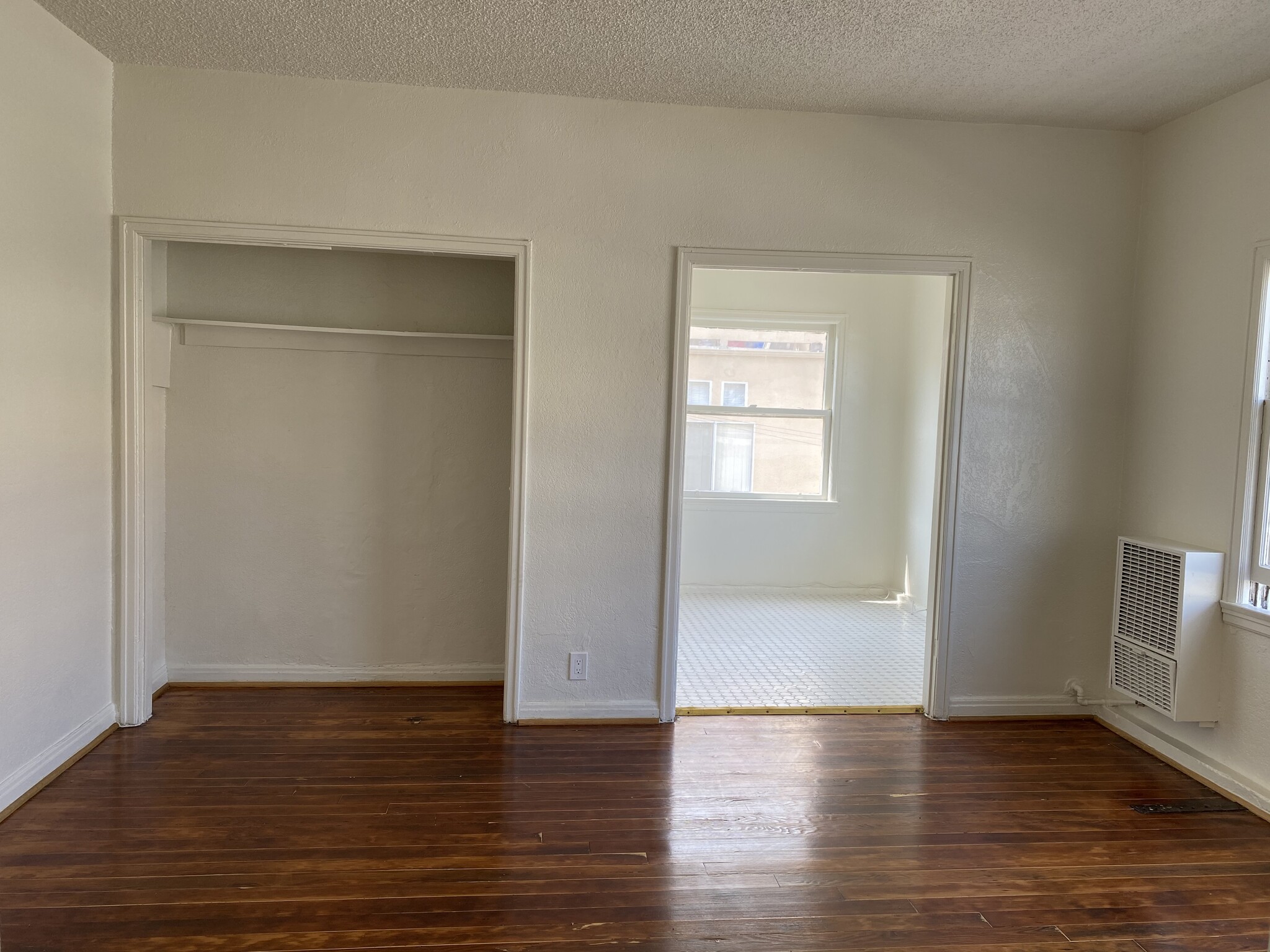 Closet 1 - 545 S Hobart Blvd