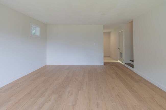 Building Photo - 1850 W Amos Dr