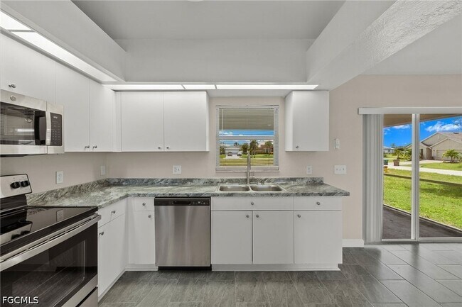 Building Photo - 3919 SW 14th Ave