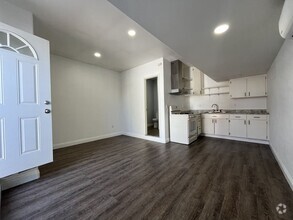 Building Photo - 440 W Grove St