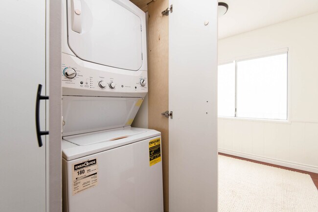Laundry In-Unit - 11648 Chandler Blvd