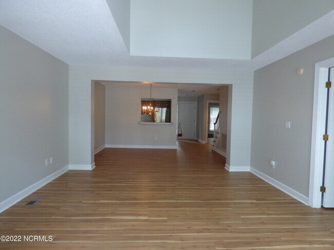 Building Photo - 245 Knoll Rd