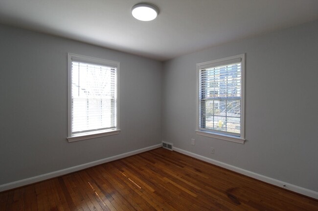 Building Photo - April FREE On This 2 Bedroom 1 Bath Duplex In The Waldo Area