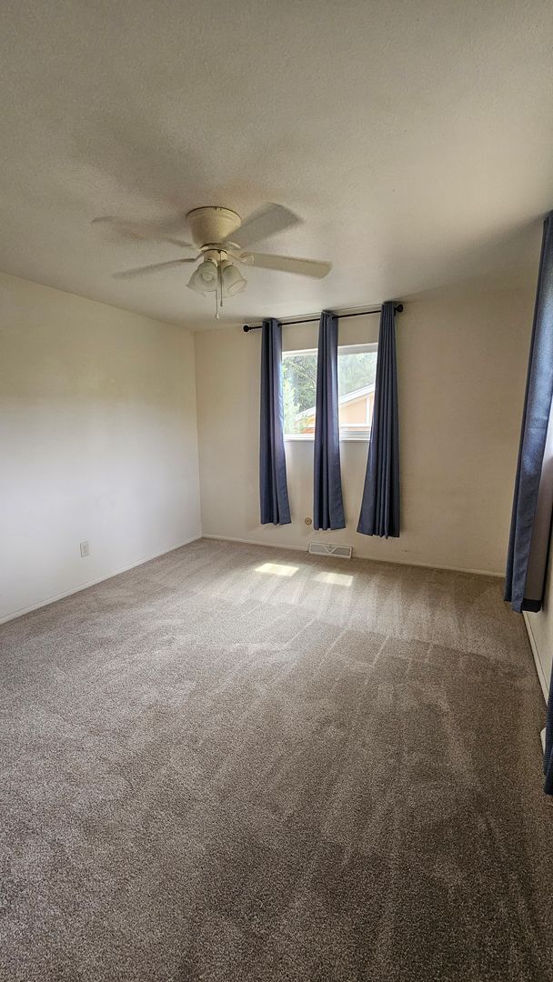 Building Photo - Spacious Bi Level home backing to open spa...